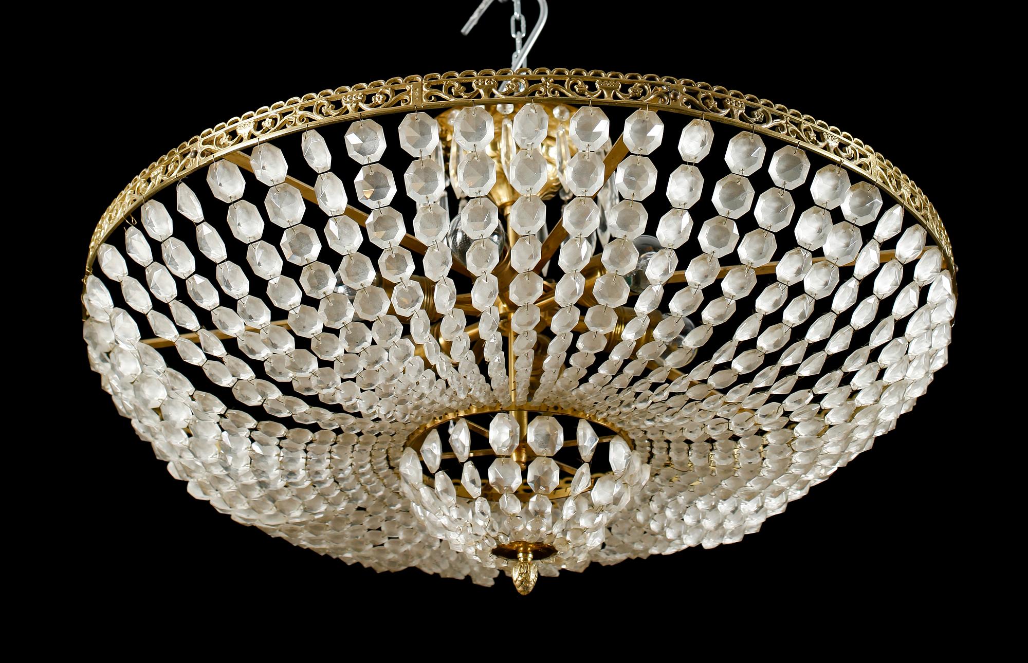 TAKKRONA, 1900-talets mitt, sannolikt Reijmyre.  Höjd ca 38 cm.