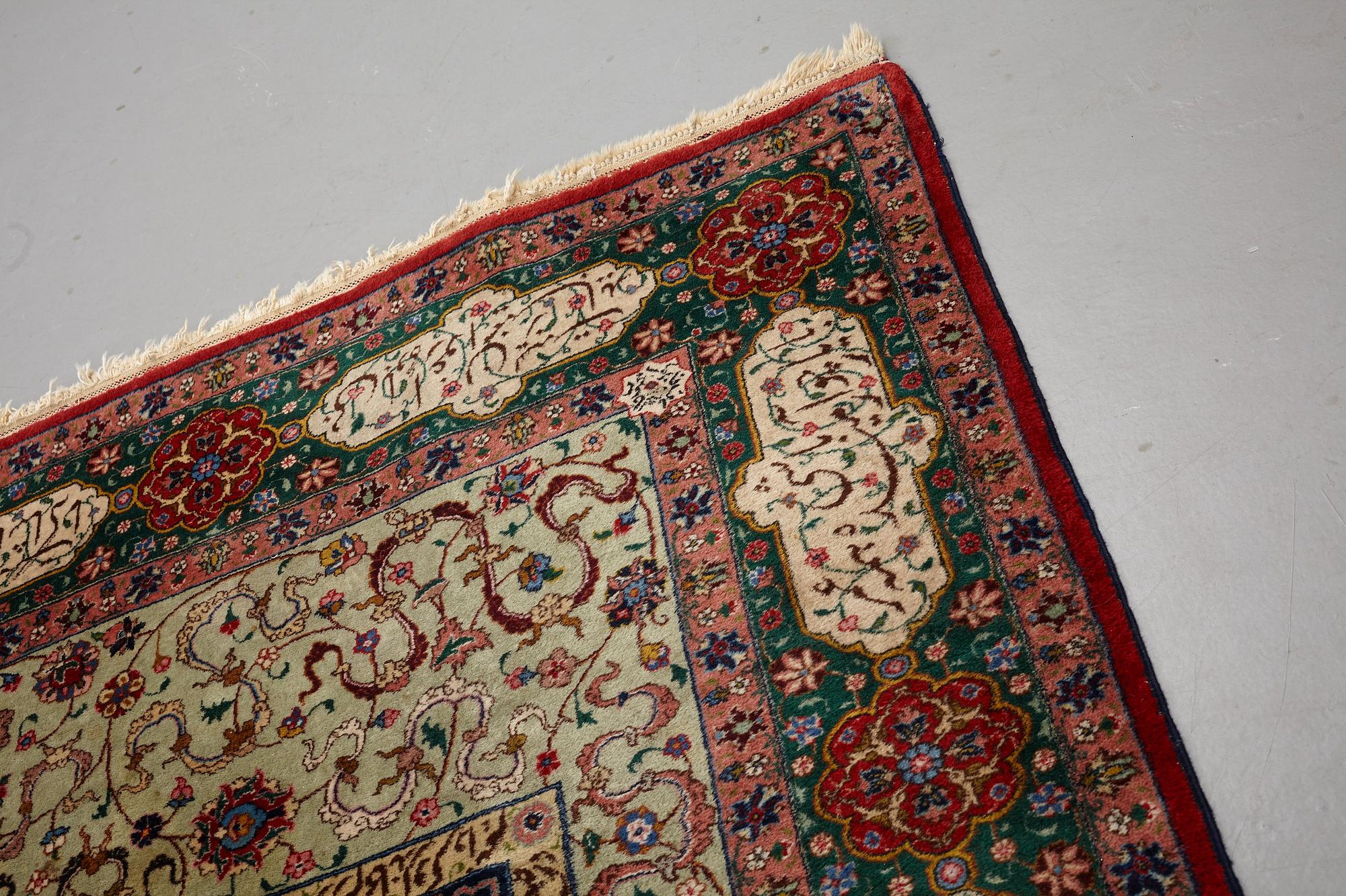 Matta, semiantik Täbris, signerad ca 335,5 x 256,5 - 261,5 cm.