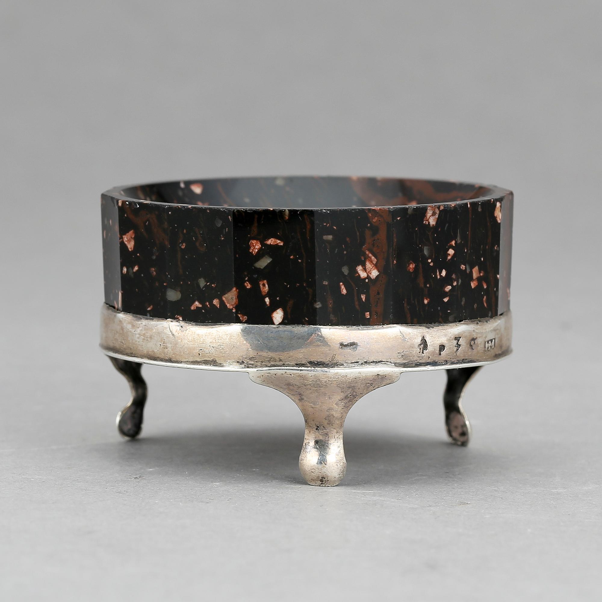 SALTKAR, porfyr och silver, troligen Johan Haegermark, Hedemora, 1821.