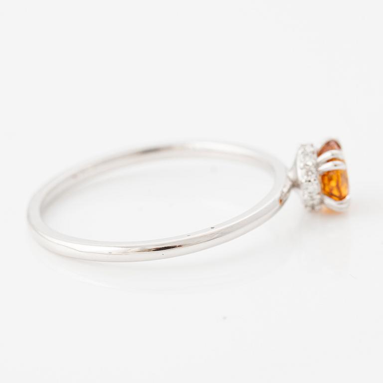 Ring 14K vitguld med orange safir och briljantslipade diamanter.