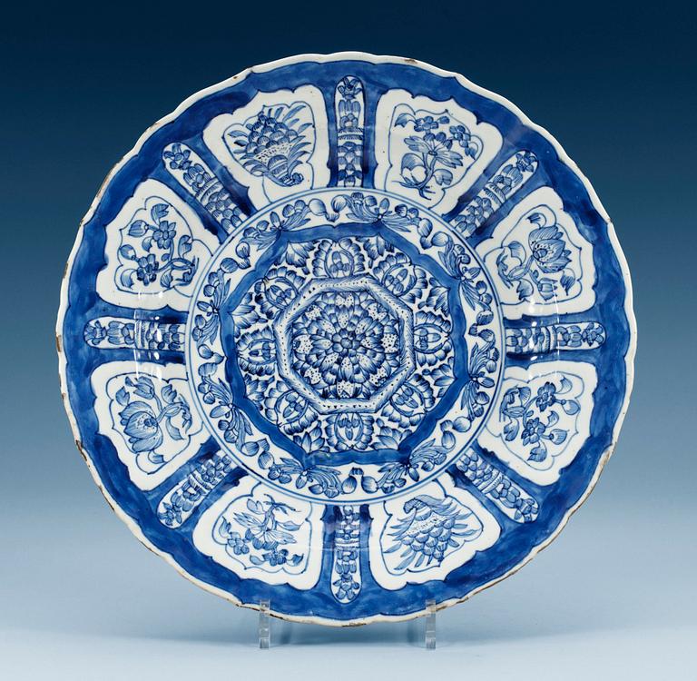 A blue and white charger, Qing dynasty, Kangxi (1662-1722).