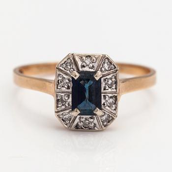 Ring, 14K guld, safirer och diamanter 0.10 ct tot. Matti Valkila, Helsingfors 1990.