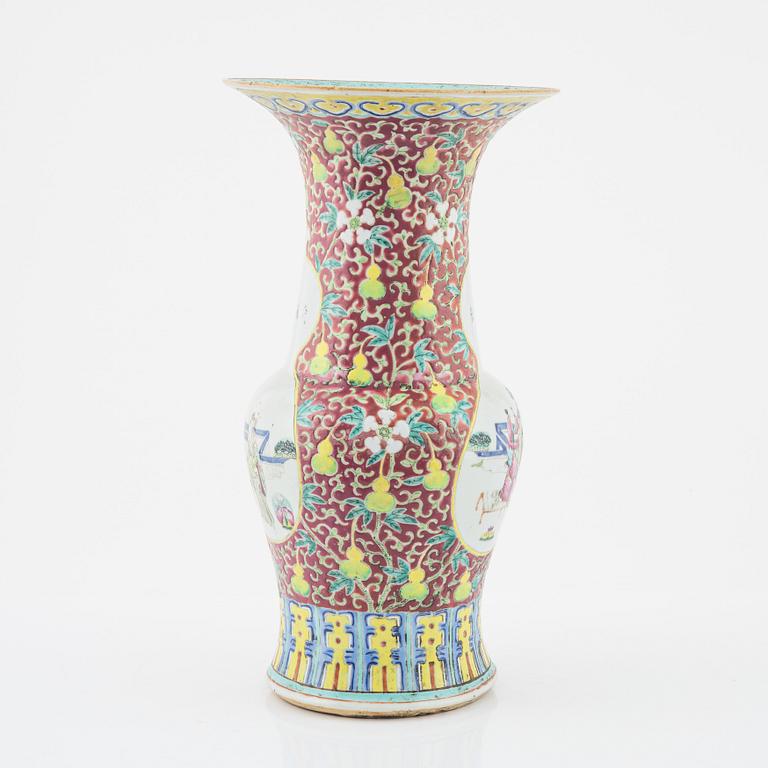 A Chinese Vase, late Qing dynasty, 19th century.