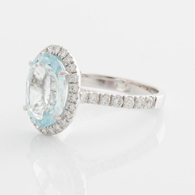 Ring, med akvamarin och briljantslipade diamanter.