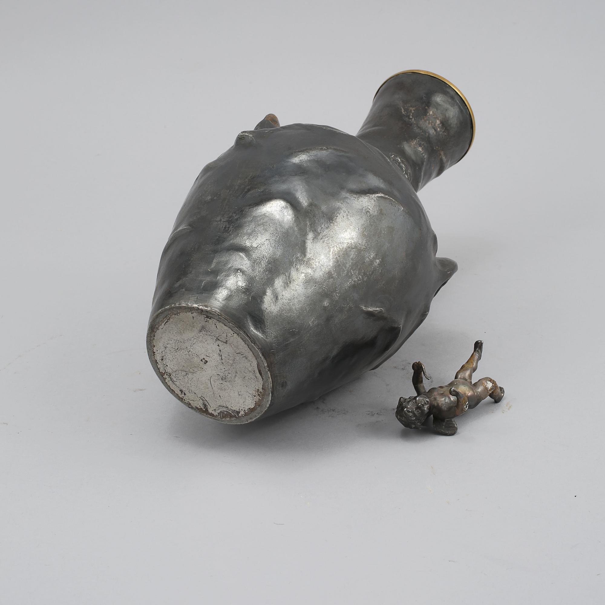 VAS, patinerad vitmetall, jugend, tidigt 1900-tal.