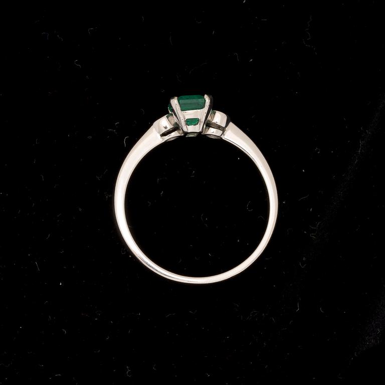 RING, 18k vitguld, smaragd och diamanter. Vikt ca 3g.