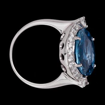 RING, ljus blå fasettslipad safir, 8.67 ct, briljantslipade diamanter 0.87 ct. Cert GRS.