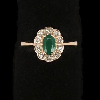 RING, guld 14K, smaragd med små diamanter. 1995. Vikt 2 g.