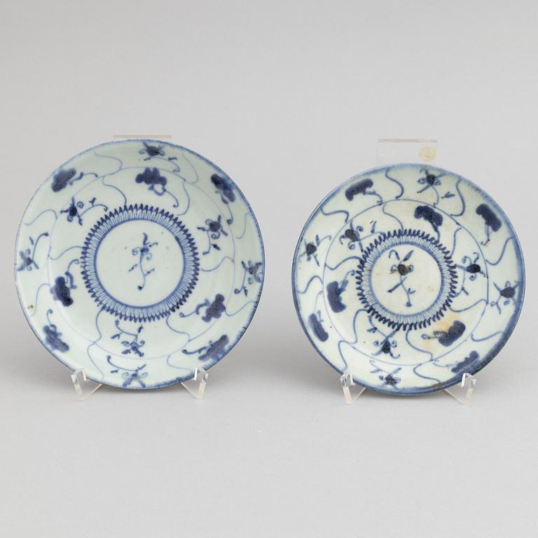 A Chinese blue and white bowl and six small dishes, Ming style, Qing dynasty, 19th century.