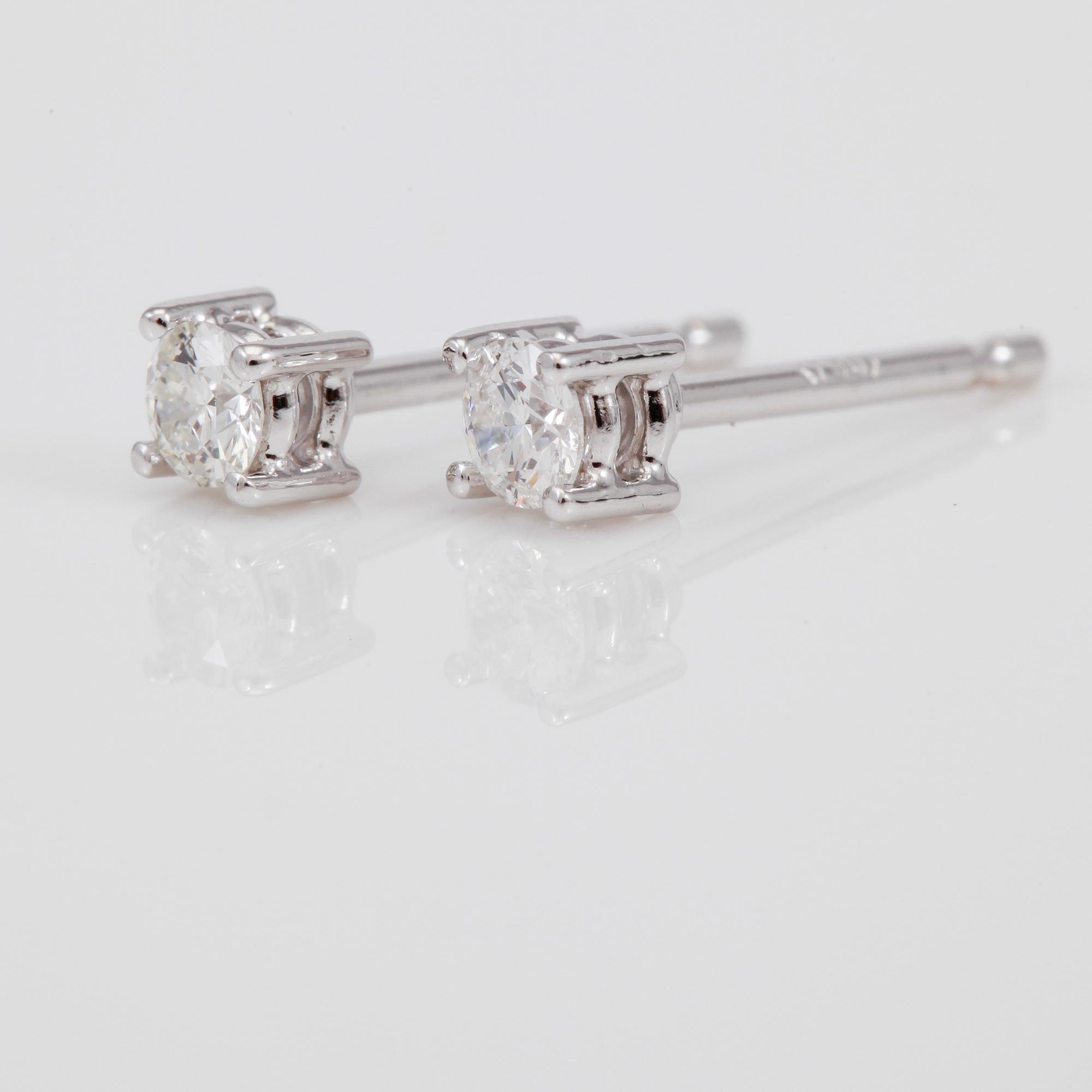 ÖRHÄNGEN, 1 par, solitära briljantslipade diamanter totalt ca 0.20 ct.