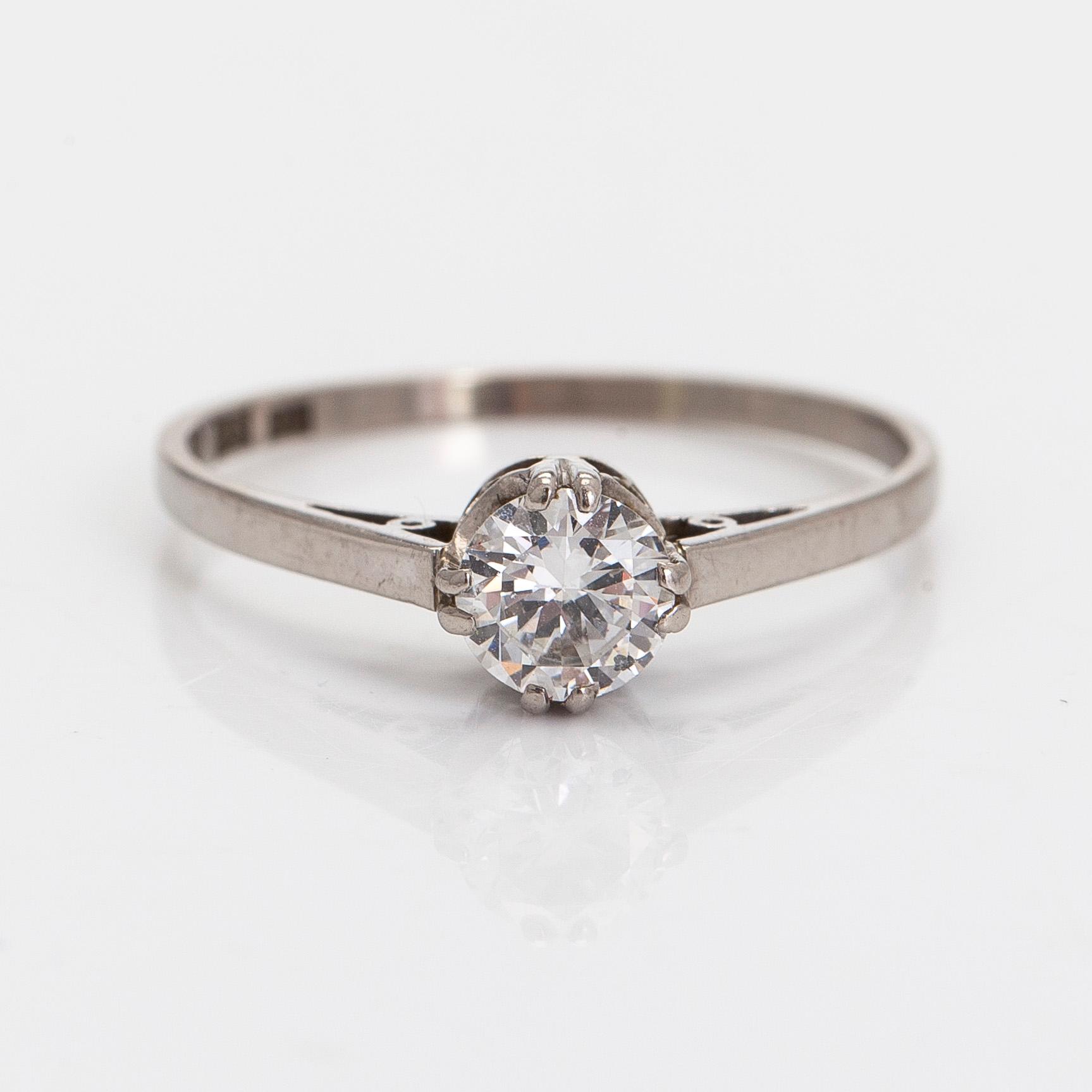 Ring, 18K vitguld med briljantslipad diamant.