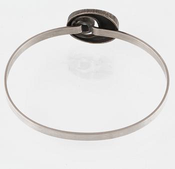 ARMRING, sterlingsilver med fasettslipad bergkristall, Sten & Laine, Turku, Finland, 1978. Vikt 9,6 gram.