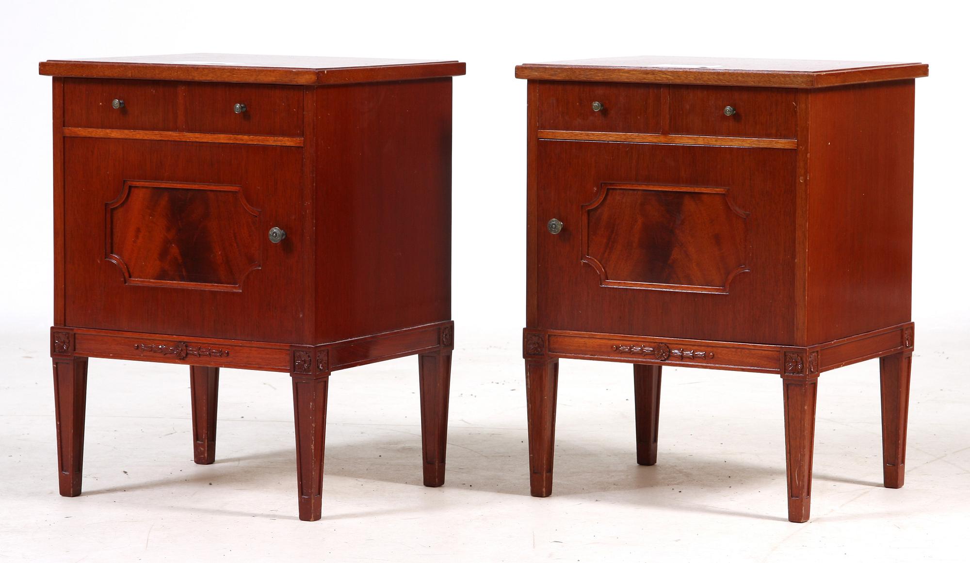 SÄNGBORD, ett par, gustaviansk stil, 1900-tal.