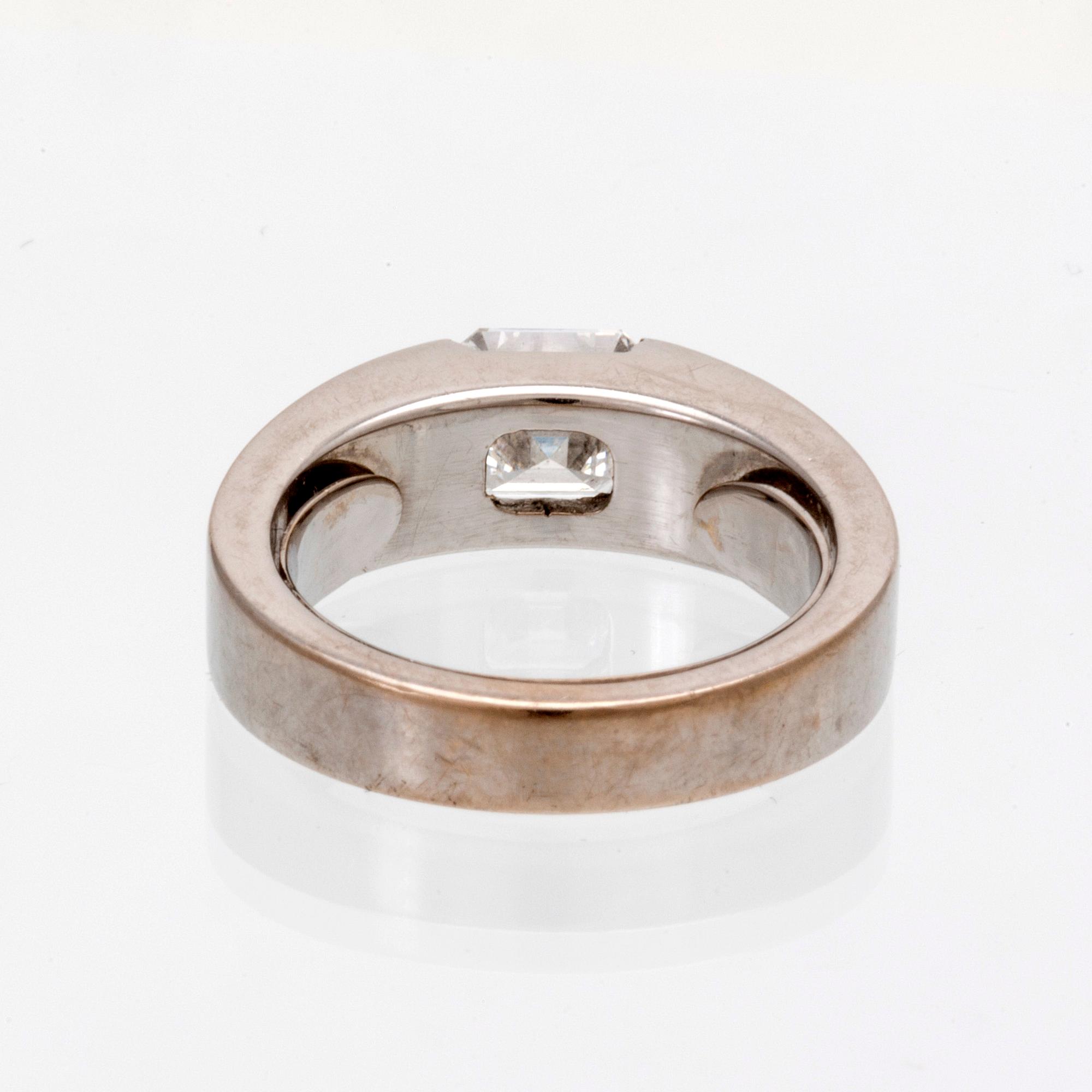 Cartier, ring 18K whitegold approx 0,60 ct approx F-G VS, original case, box and certificate, serial number BAA 730.