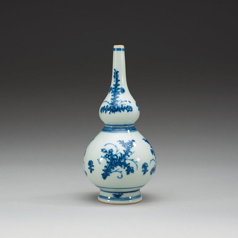 A blue and white water sprinkler, Qing dynasty, Qianlong (1736-95).