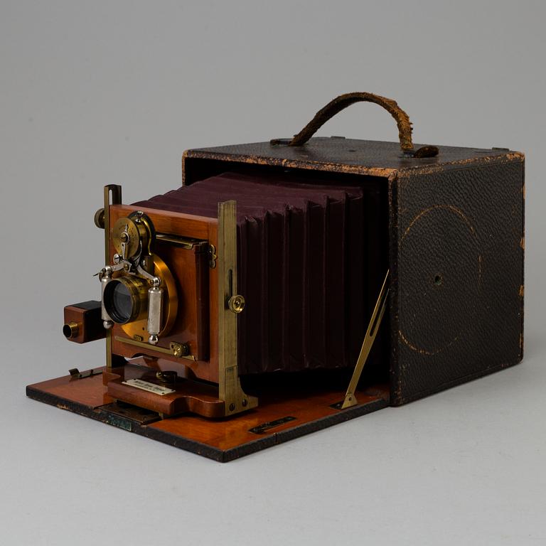 A "The Korona Hand Camera", Milburn Camera Company, New York, USA from around year 1900.