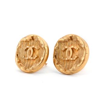 642. CHANEL, a pair of goldcolored metal earclips.