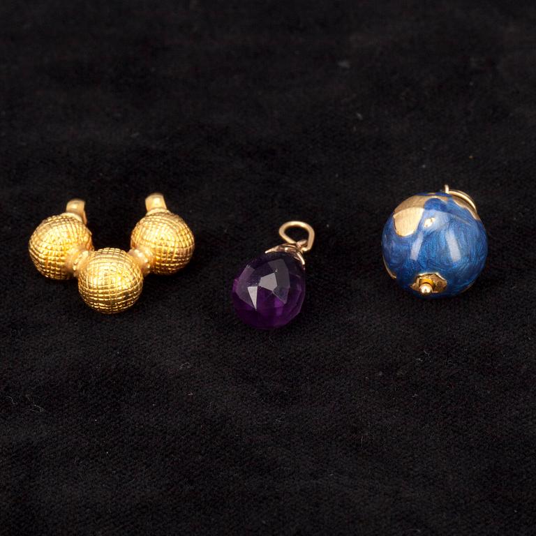 HÄNGEN, 3 st, 18K och 22K guld, emalj, ametist. Totalvikt 10,6 g.