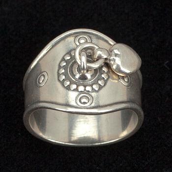 BROSCH, HÄNGE, HALSSMYCKE samt RINGAR, 3 st., silver. Tot. vikt ca 45 g.