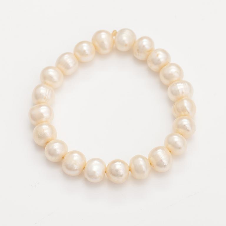 HELMINAUHA ja -RANNEKORU, viljellyt helmet ja metallia.