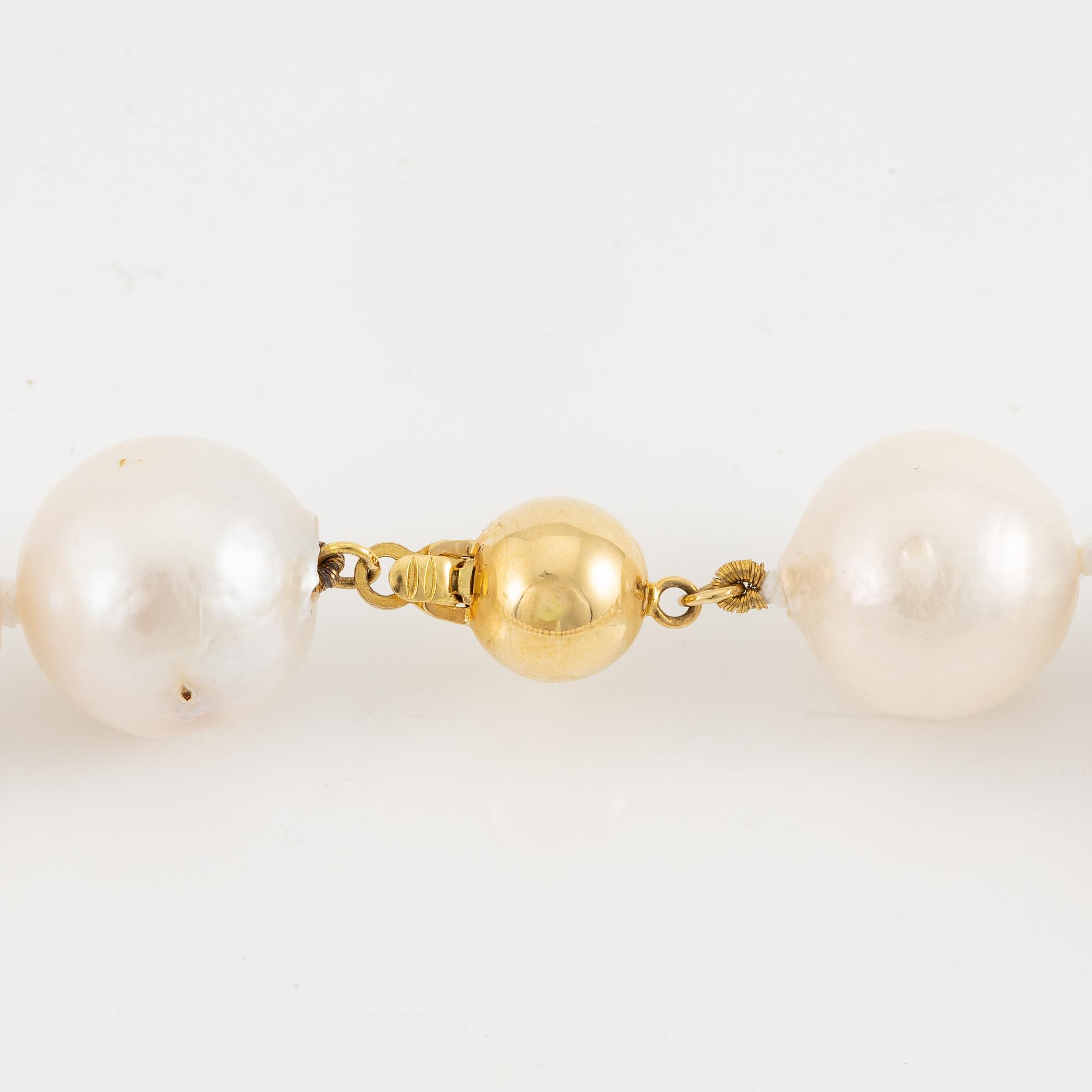 Collier med odlade sötvattenspärlor, lås 18K guld.