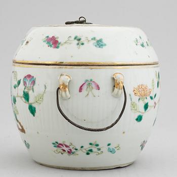 A famille rose jar with cover, late Qing dynasty, circa 1900.