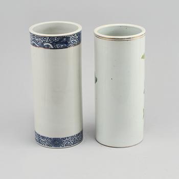 PENSELVASER, 2 st, porslin, Kina, 1900-tal.