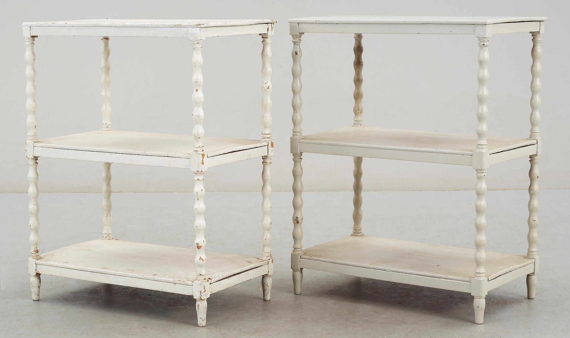 ETAGERER, ett par, omkring 1900.