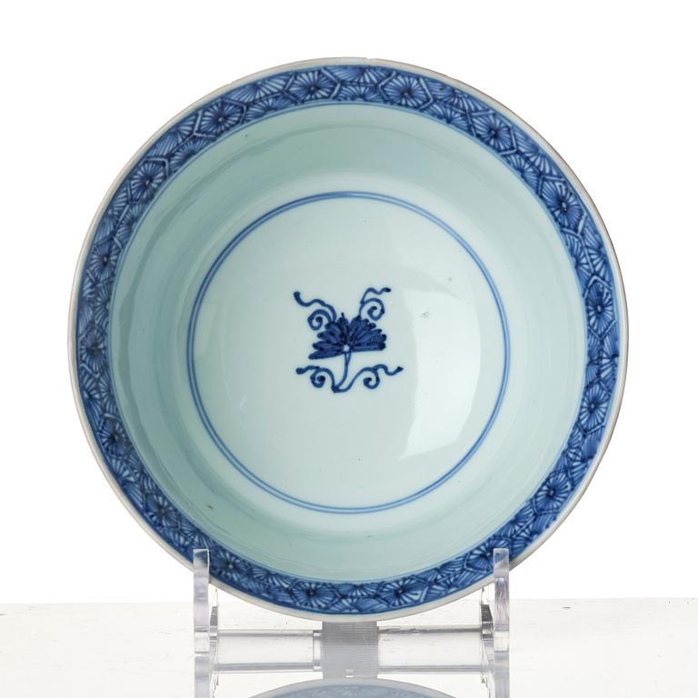 A Chinese blue and white bowl, Qing dynasty, around 1800.