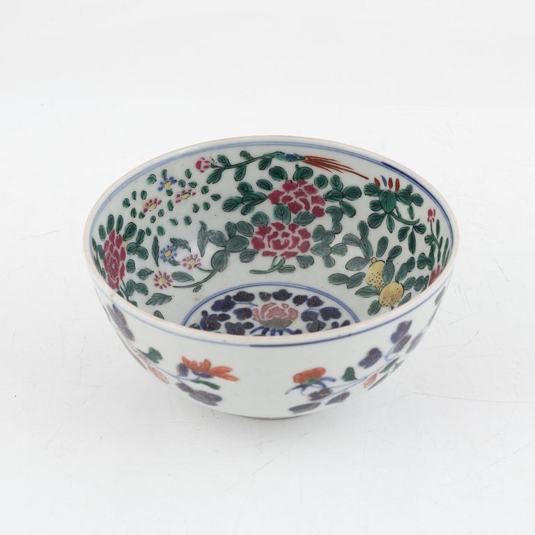 A Japanese imari verte bowl, Edo (1603-1868).