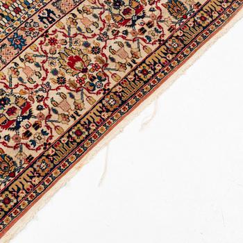 A semi-antique Tabriz carpet, ca 305 x 198,5 cm.