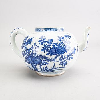 A blue and white tea pot, Qing dynasty, 18th Century.