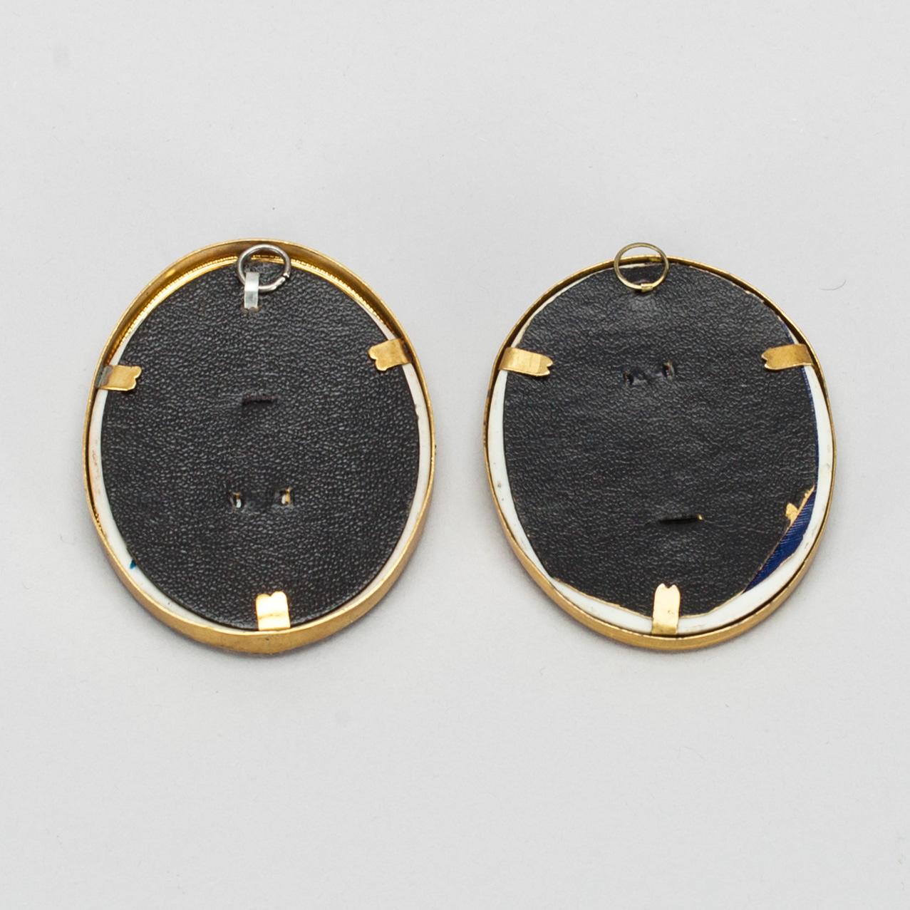 MINIATYRER, 2 st, på porslin. En föreställande Gustaf Mauritz Armfelt, 1900-tal.