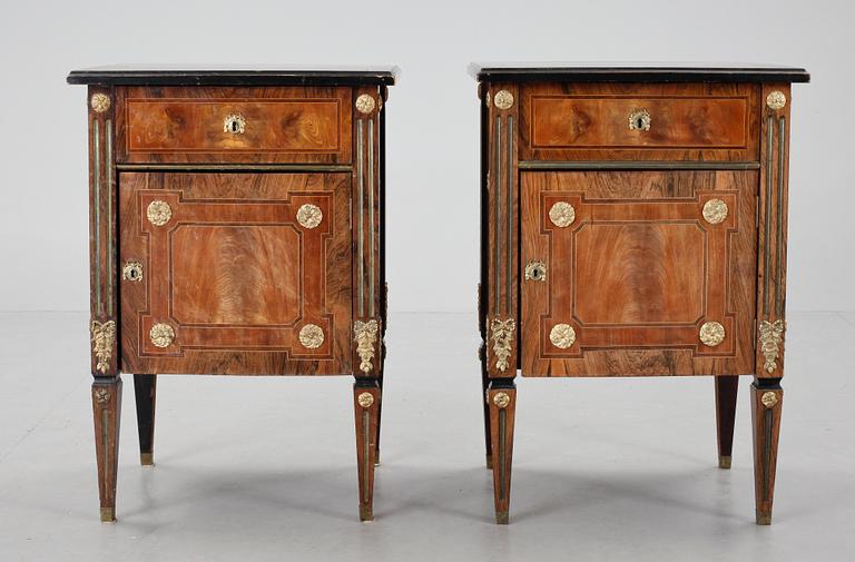 POTTSKÅP, ett par, Louis XVI-stil, tidigt 1900-tal.