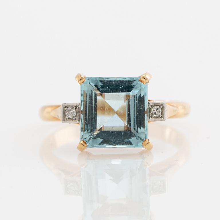 Ring, 18K gold with aquamarines and diamonds.