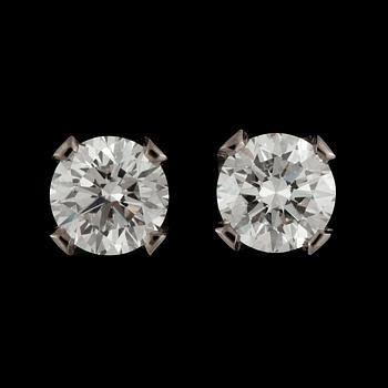 1096. A pair of brilliant cut diamond, 1.50 cts and 1.50 cts, earstuds.