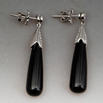 ÖRHÄNGEN, 1 par, 18 k vitguld, svarta agater ca 27,0 ct samt briljanter tot ca 0,36 ct.