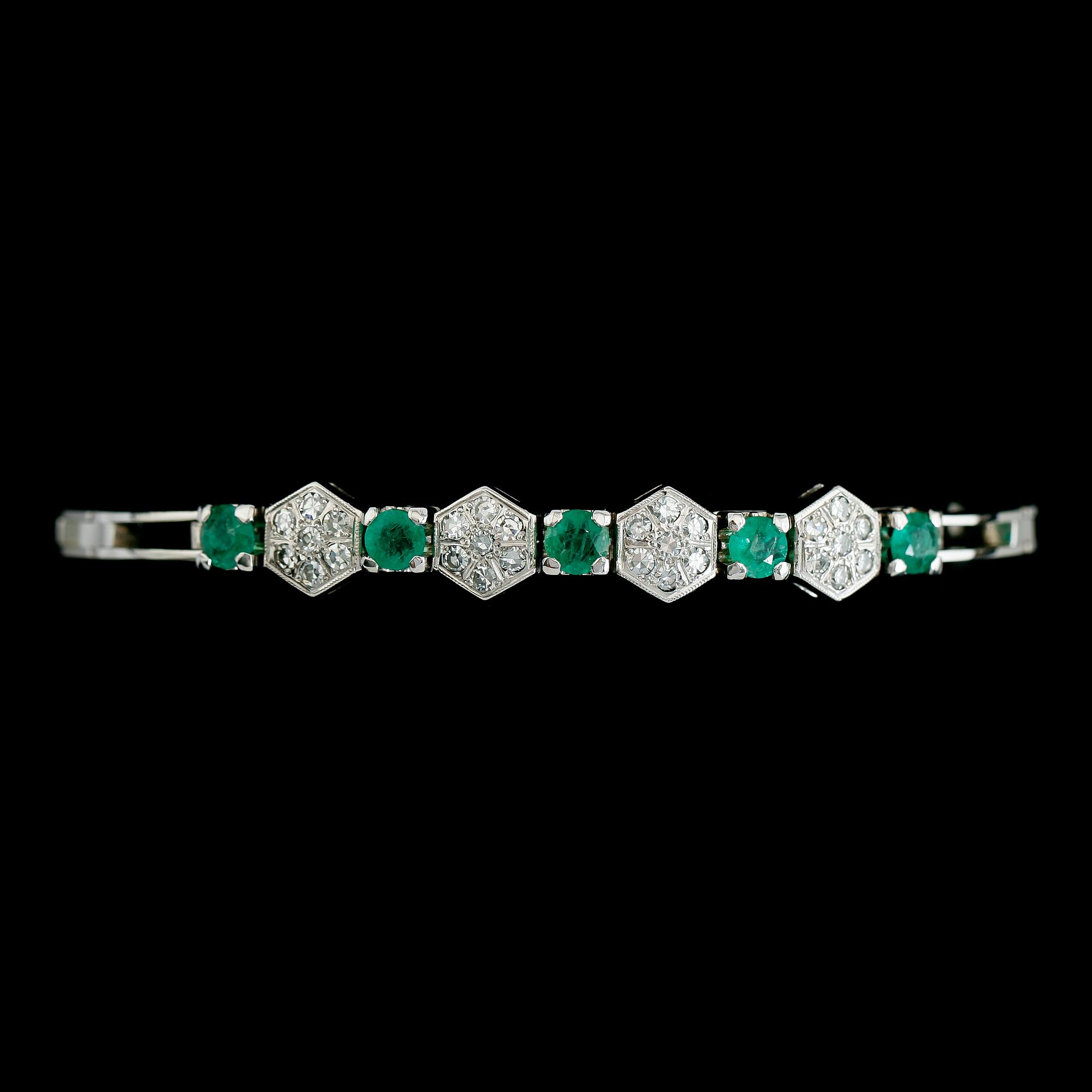 ARMBAND, 18K vitguld, med åttkantslipade diamanter tot ca 0.75 ct samt smaragder. Vikt ca 17 g.