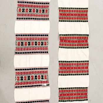 Hängkläden 2 st Blekinge 1800-talets andra hälft linne ca 279x45 cm samt 305x36 cm.