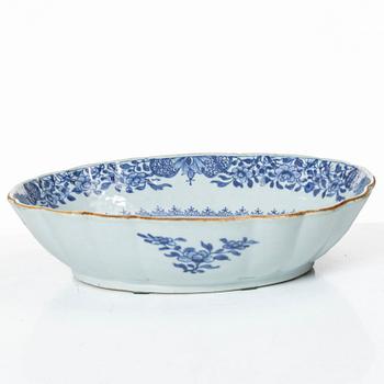 Stekfat, porslin. Qingdynastin, Qianlong (1736-95).