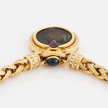 Collier 18K guld med ett mynt, en safir, en rubin och runda briljantslipade diamanter.
