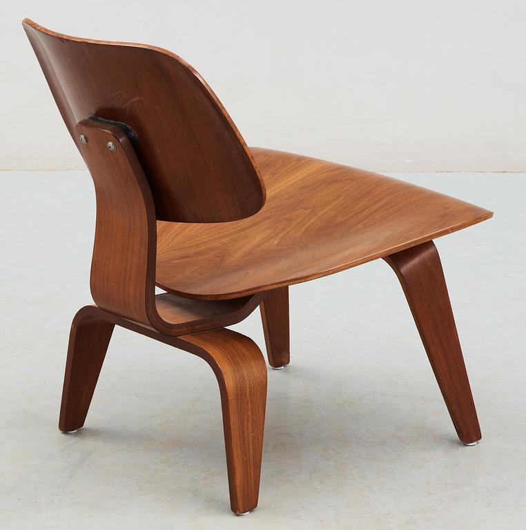 A Charles & Ray Eames "LCW" easy chair, by Herman Miller.