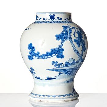 A blue and white vase, Qing dynasty, 19th Century.