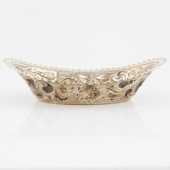 Presenterfat, skål samt sockerskrin med lock, silver, barockstil, 1900-tal.