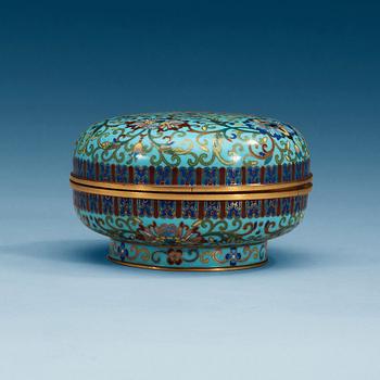 1369. A cloisonné box with cover, Qing dynasty.