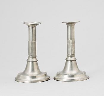 LJUSSTAKAR, ett par, gustaviansk stil, tenn, Nils Abraham Santesson Stockholm 1859.