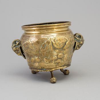 A 19TH CENTURY BRASS FLOWER POT.