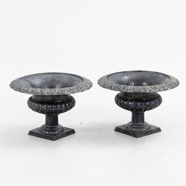 Garden urns, a pair, later part of the 20th century.