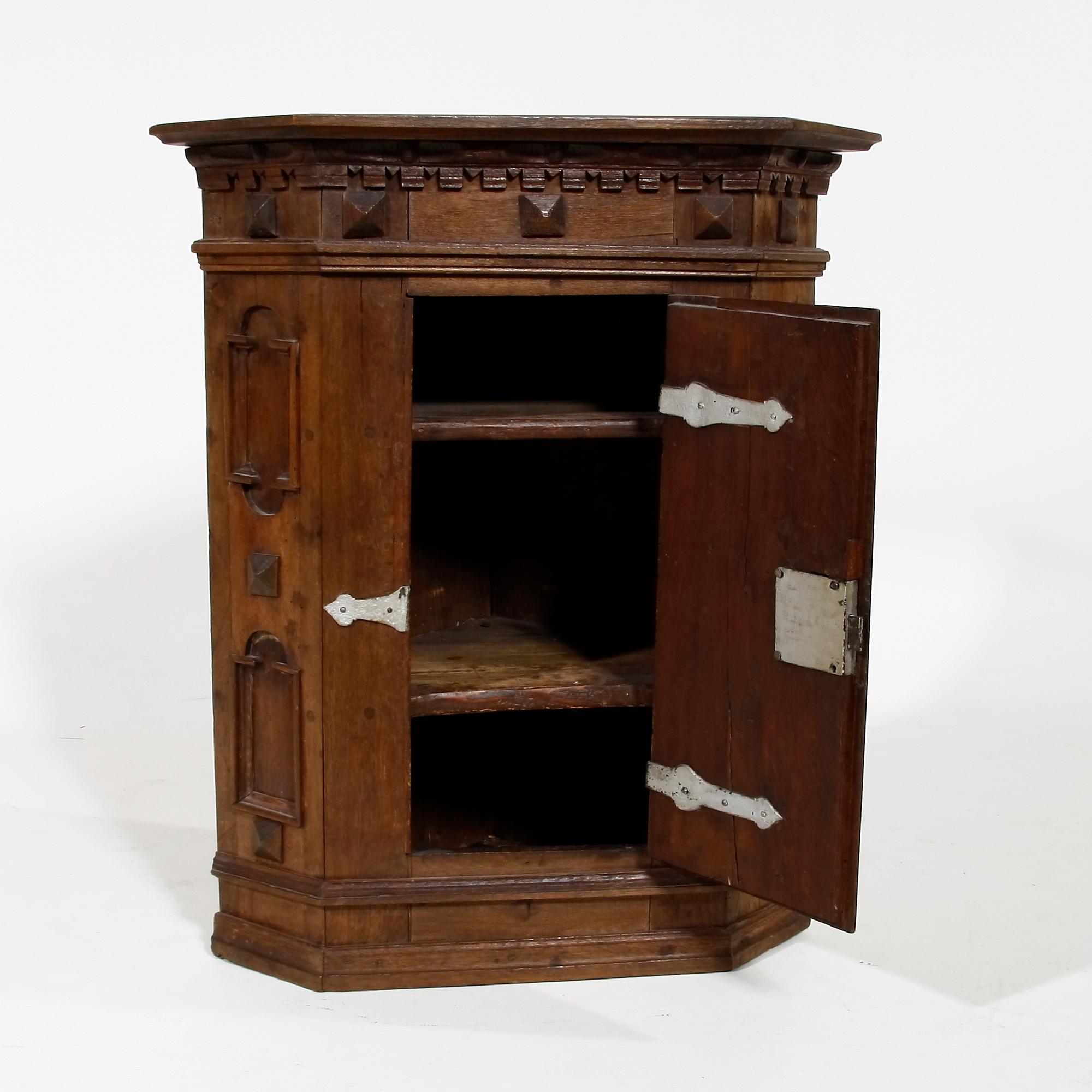 HÄNGHÖRNSKÅP, allmoge 1700-tal.