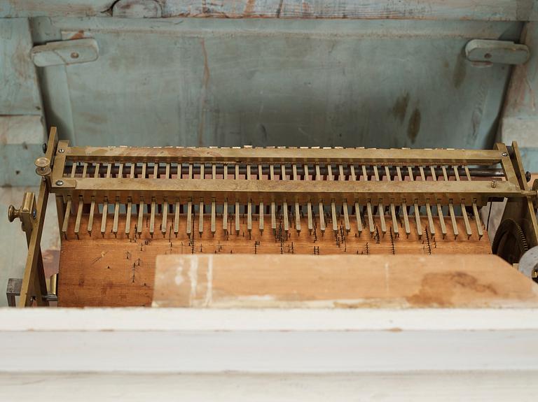 GOLVUR med spelverk, av Peter Strand 1798, med 14 stycken musikrullar. Sengustavianskt.